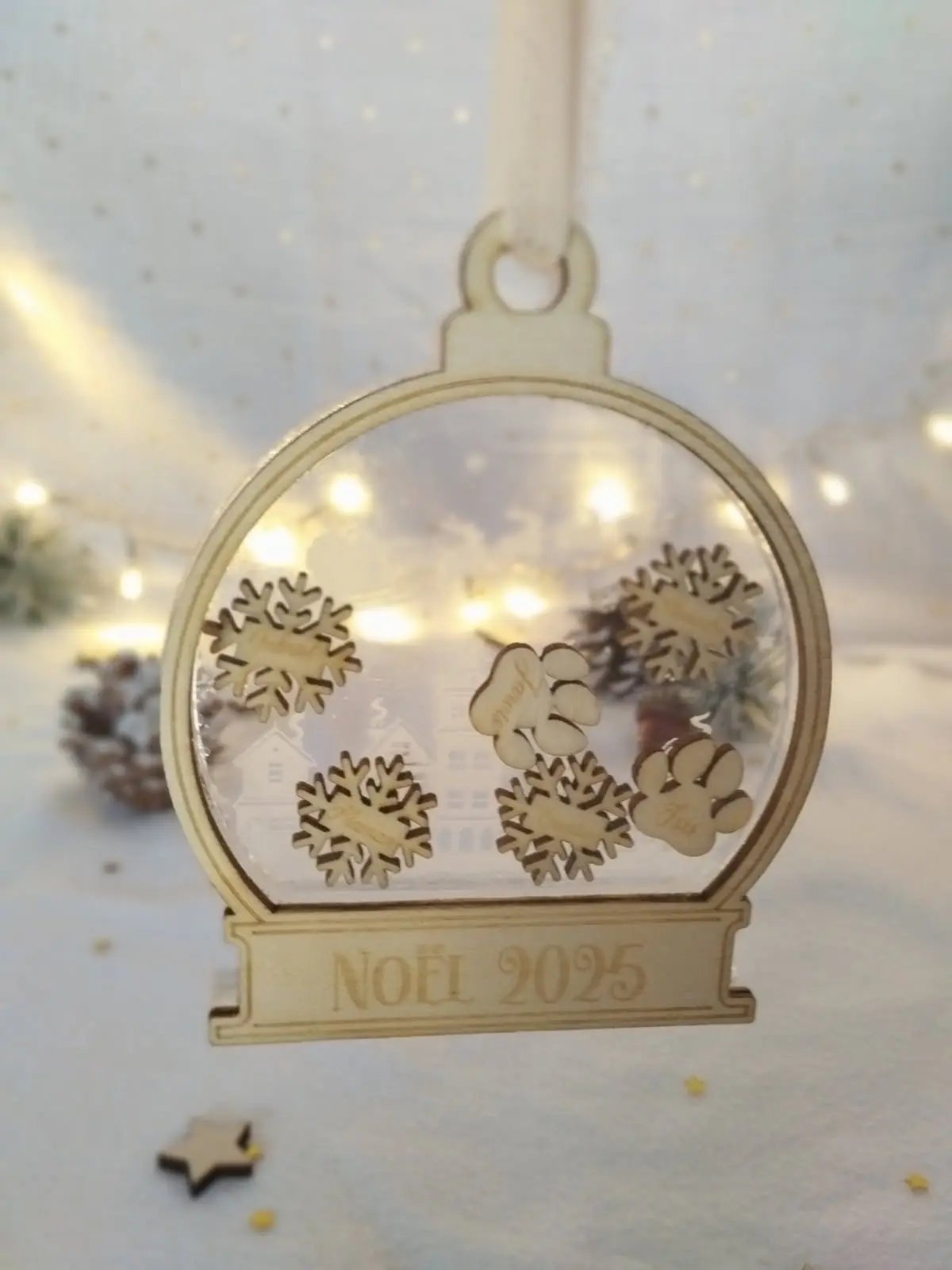 Suspension “Flocons” personnalisée accrochée au sapin