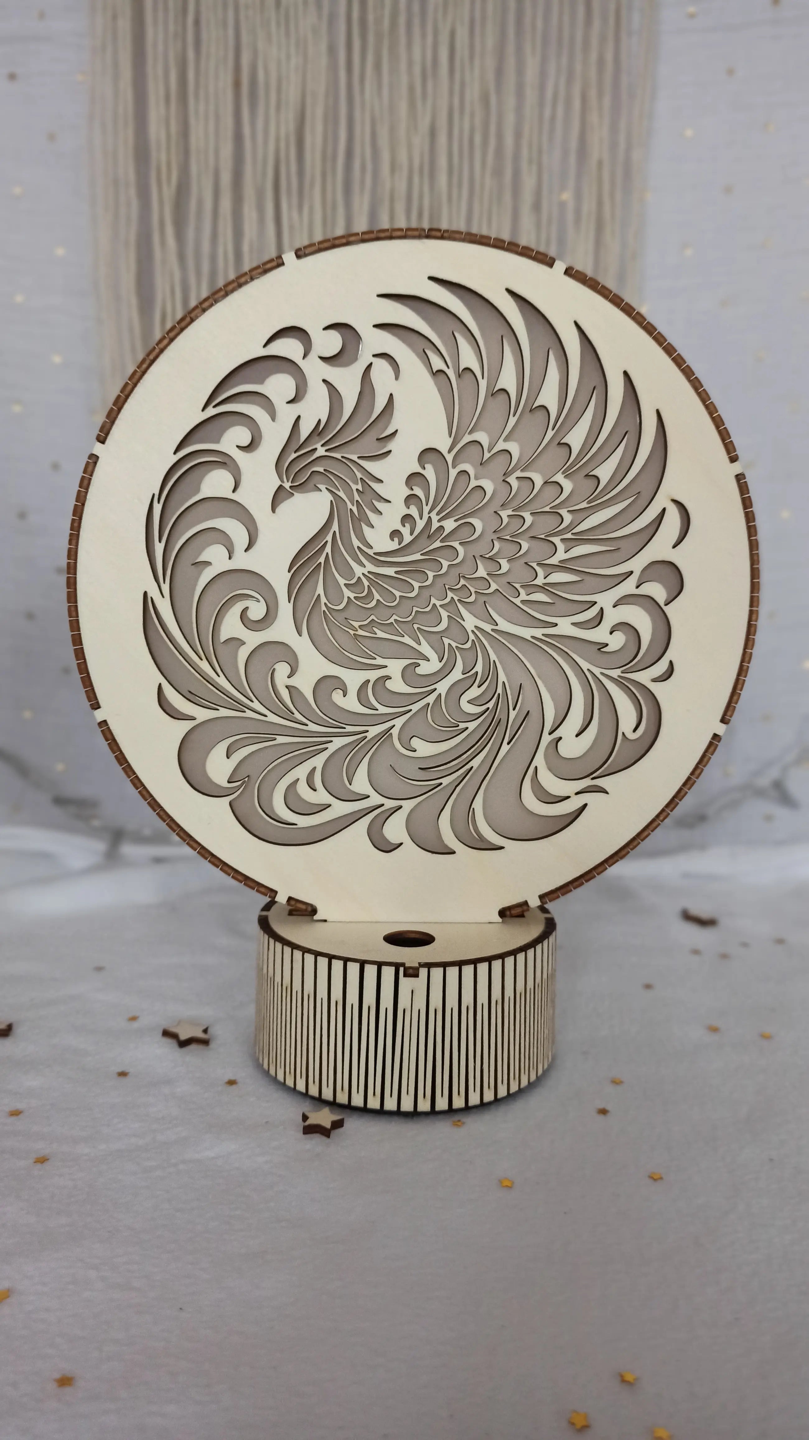 « Veilleuse LED en bois gravé avec motif de phénix lumineux. »